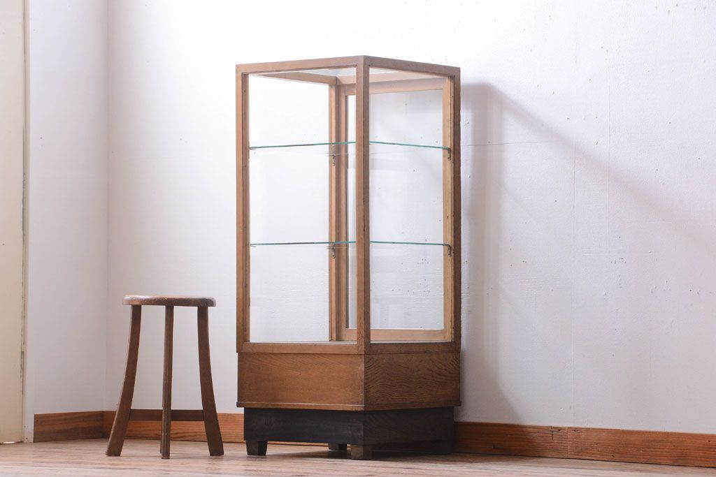 アンティーク家具　和製アンティーク　脚付き!古い木の小ぶりな縦型ガラスケース