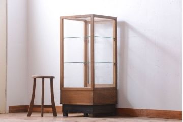 アンティーク家具　和製アンティーク　脚付き!古い木の小ぶりな縦型ガラスケース