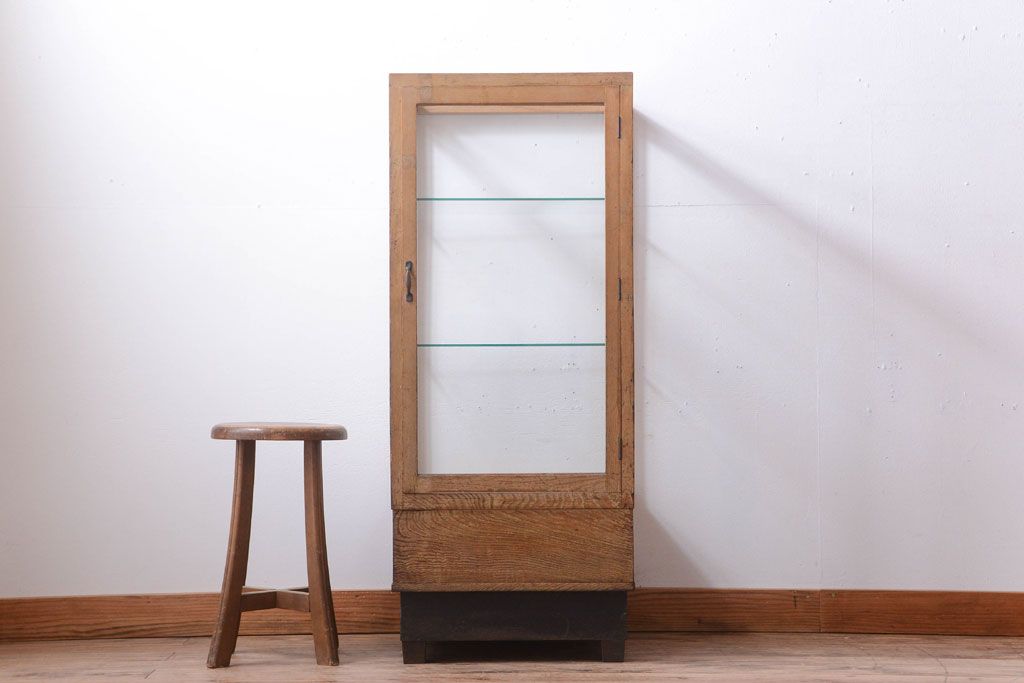 アンティーク家具　和製アンティーク　脚付き!古い木の小ぶりな縦型ガラスケース