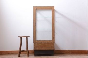 アンティーク家具　和製アンティーク　脚付き!古い木の小ぶりな縦型ガラスケース
