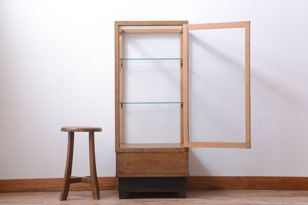 アンティーク家具　和製アンティーク　脚付き!古い木の小ぶりな縦型ガラスケース