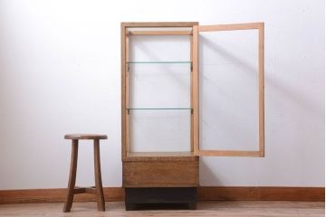 アンティーク家具　和製アンティーク　脚付き!古い木の小ぶりな縦型ガラスケース