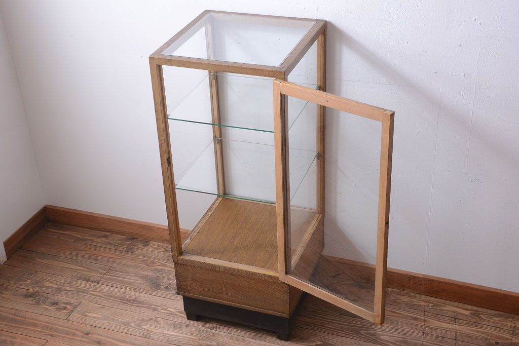 アンティーク家具　和製アンティーク　脚付き!古い木の小ぶりな縦型ガラスケース