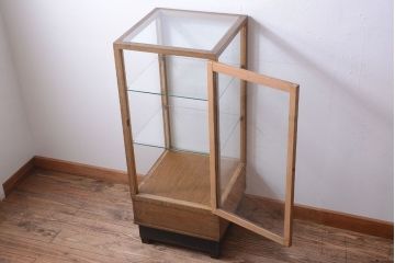 アンティーク家具　和製アンティーク　脚付き!古い木の小ぶりな縦型ガラスケース