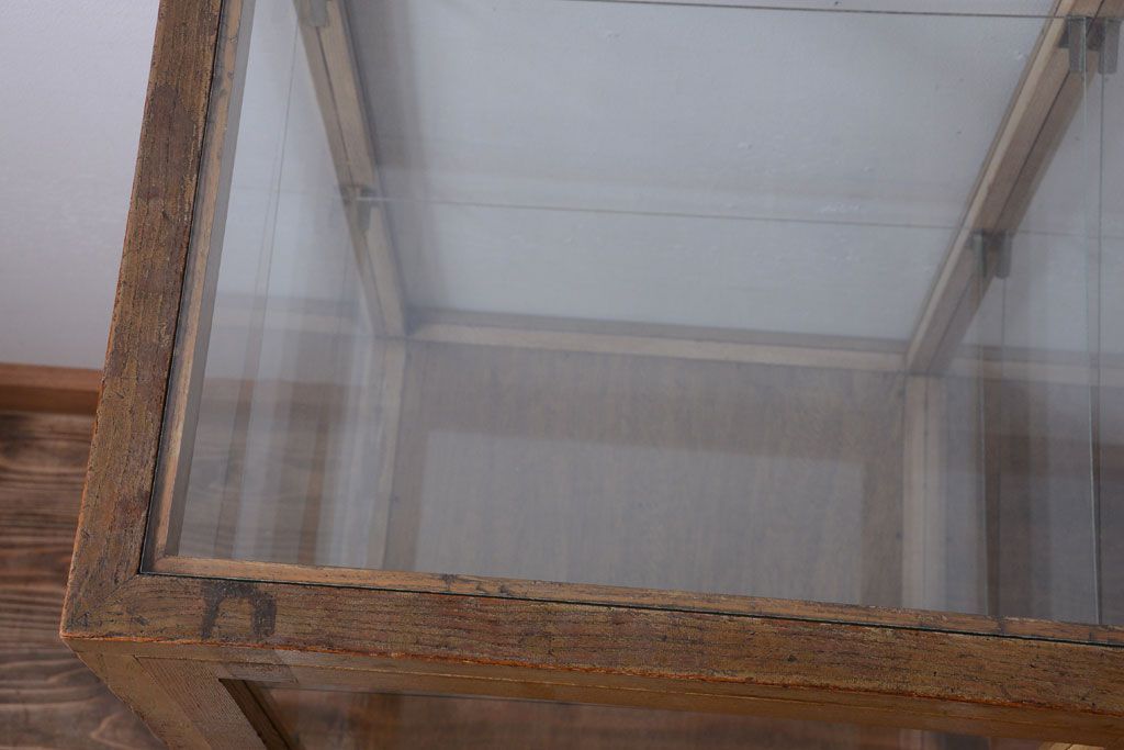 アンティーク家具　和製アンティーク　脚付き!古い木の小ぶりな縦型ガラスケース