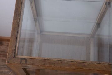 アンティーク家具　和製アンティーク　脚付き!古い木の小ぶりな縦型ガラスケース