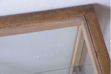 アンティーク家具　和製アンティーク　脚付き!古い木の小ぶりな縦型ガラスケース