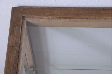 アンティーク家具　和製アンティーク　脚付き!古い木の小ぶりな縦型ガラスケース