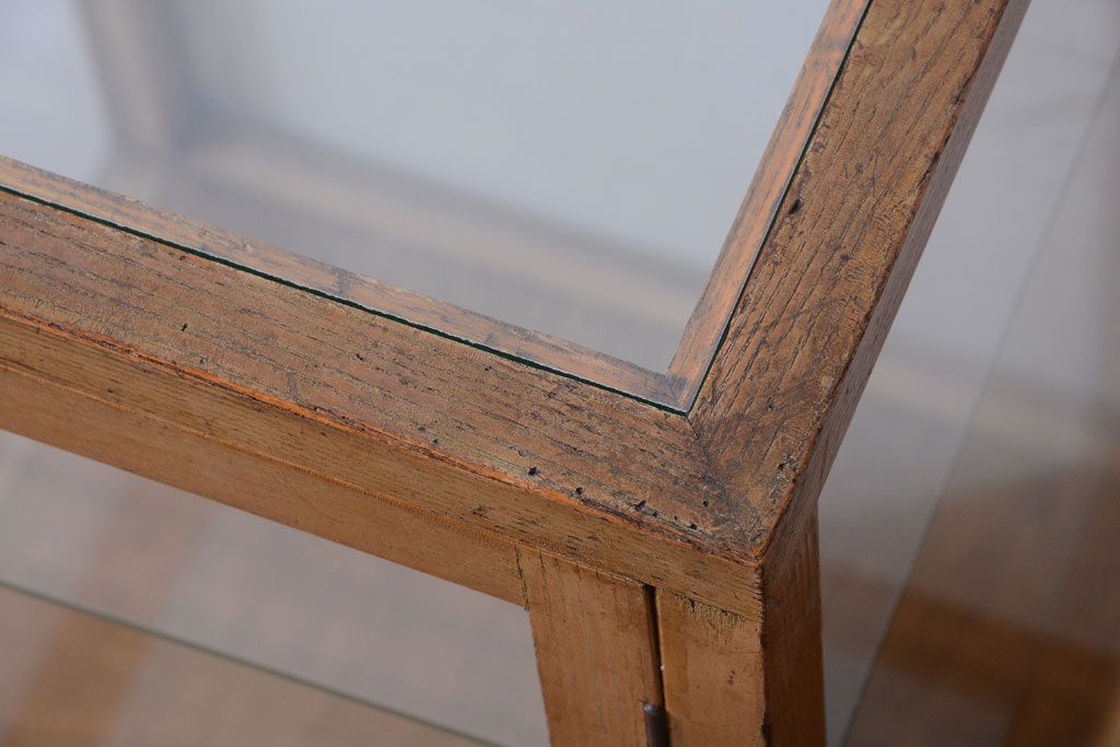 アンティーク家具　和製アンティーク　脚付き!古い木の小ぶりな縦型ガラスケース