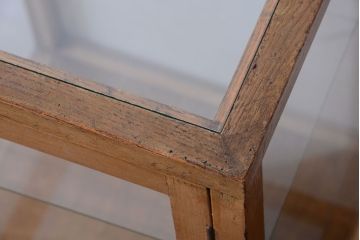 アンティーク家具　和製アンティーク　脚付き!古い木の小ぶりな縦型ガラスケース