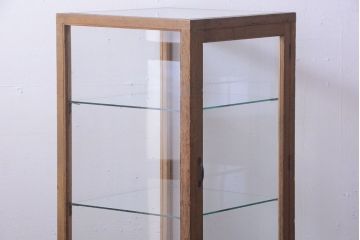 アンティーク家具　和製アンティーク　脚付き!古い木の小ぶりな縦型ガラスケース