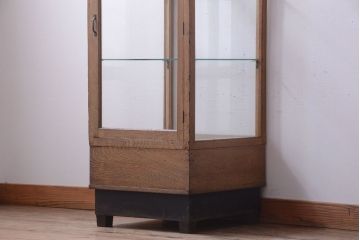 アンティーク家具　和製アンティーク　脚付き!古い木の小ぶりな縦型ガラスケース