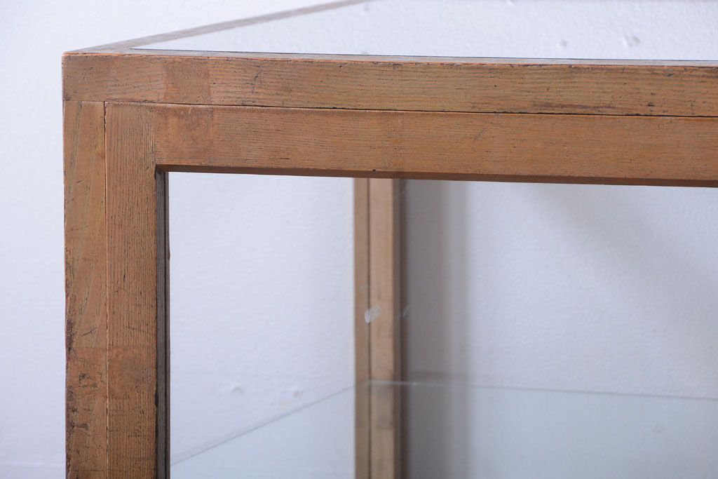 アンティーク家具　和製アンティーク　脚付き!古い木の小ぶりな縦型ガラスケース