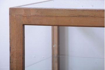 アンティーク家具　和製アンティーク　脚付き!古い木の小ぶりな縦型ガラスケース