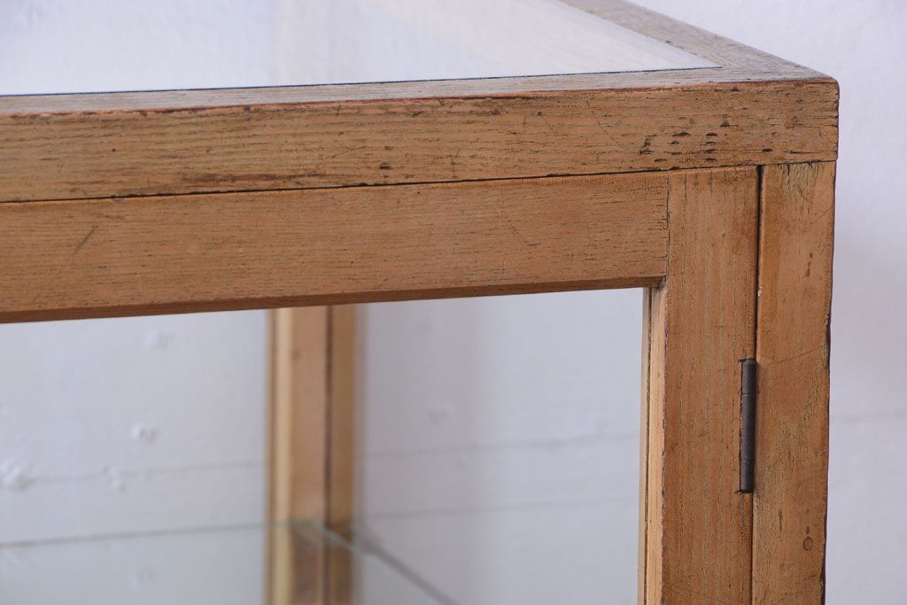 アンティーク家具　和製アンティーク　脚付き!古い木の小ぶりな縦型ガラスケース