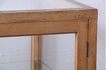 アンティーク家具　和製アンティーク　脚付き!古い木の小ぶりな縦型ガラスケース