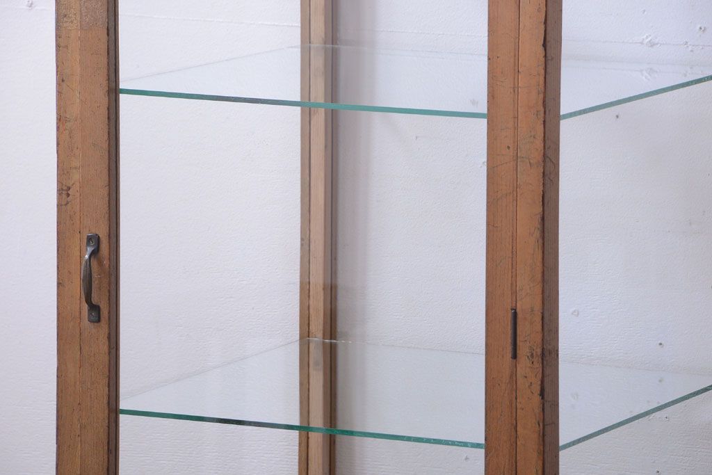 アンティーク家具　和製アンティーク　脚付き!古い木の小ぶりな縦型ガラスケース