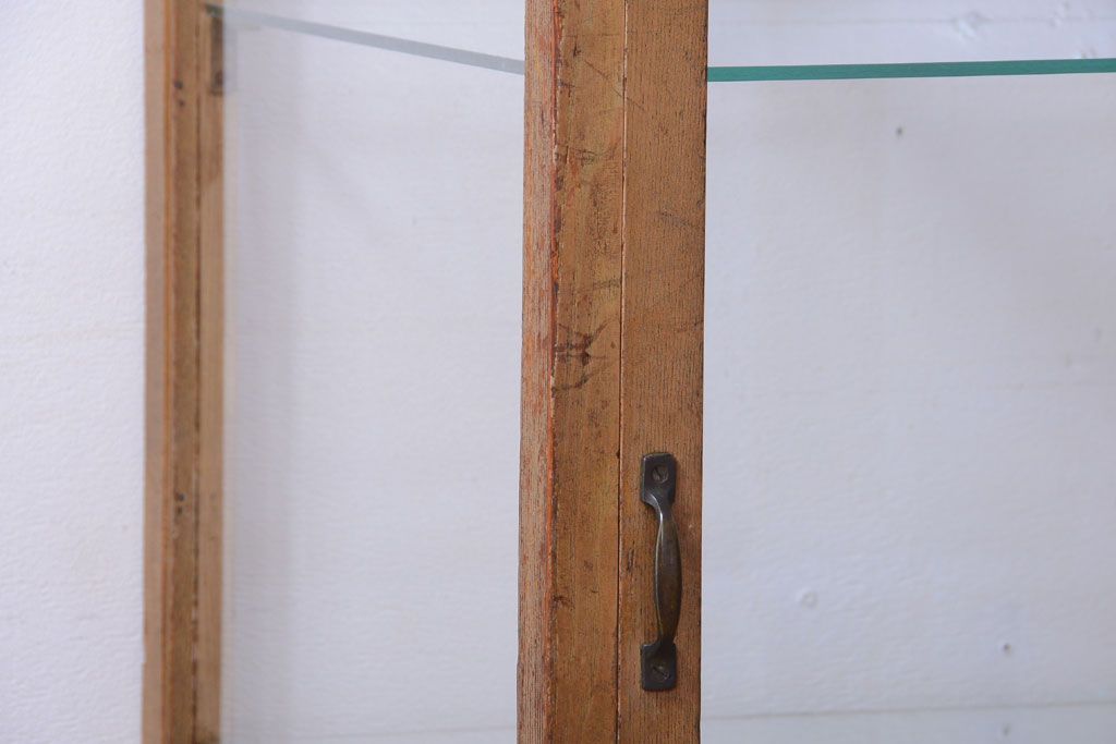 アンティーク家具　和製アンティーク　脚付き!古い木の小ぶりな縦型ガラスケース