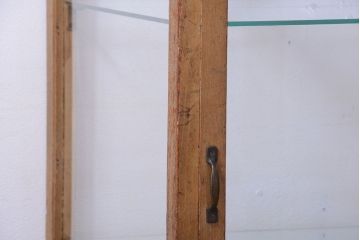 アンティーク家具　和製アンティーク　脚付き!古い木の小ぶりな縦型ガラスケース