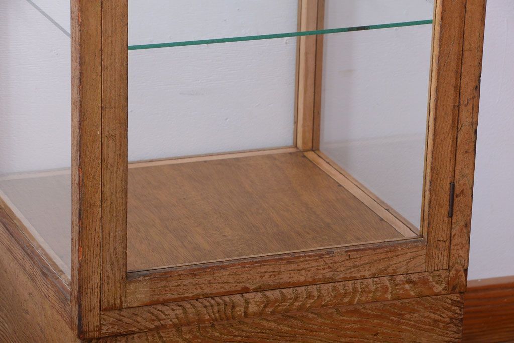 アンティーク家具　和製アンティーク　脚付き!古い木の小ぶりな縦型ガラスケース