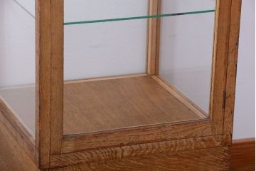 アンティーク家具　和製アンティーク　脚付き!古い木の小ぶりな縦型ガラスケース