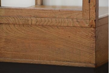 アンティーク家具　和製アンティーク　脚付き!古い木の小ぶりな縦型ガラスケース