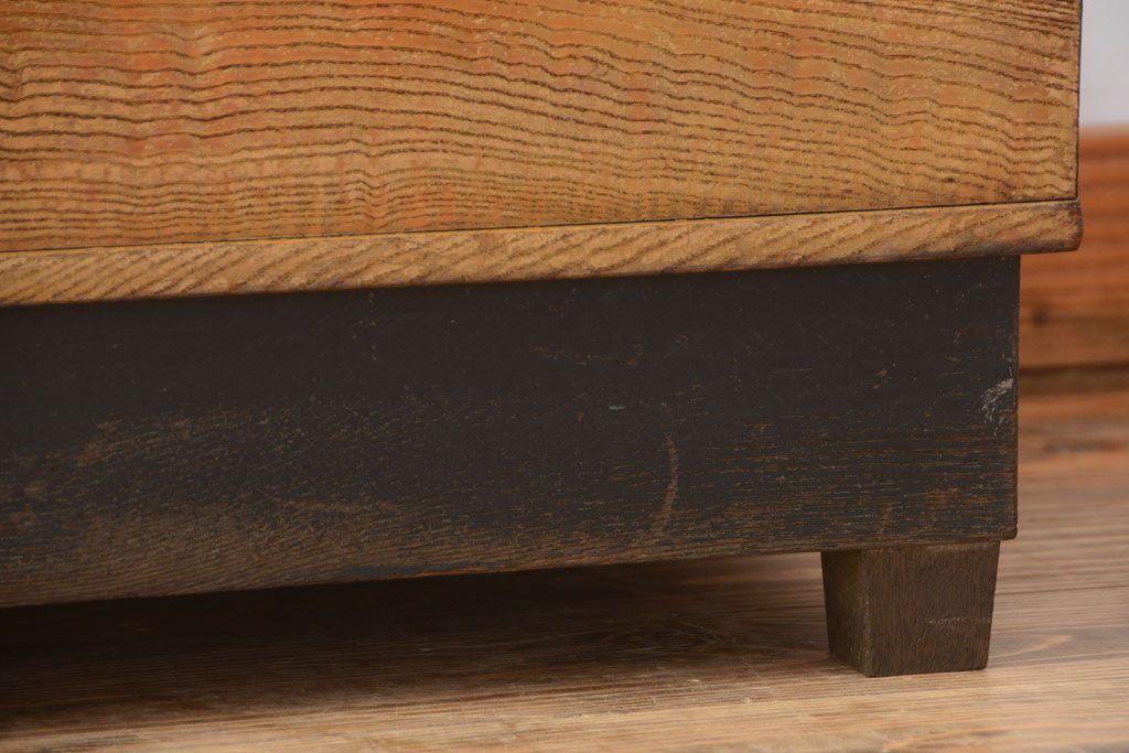 アンティーク家具　和製アンティーク　脚付き!古い木の小ぶりな縦型ガラスケース