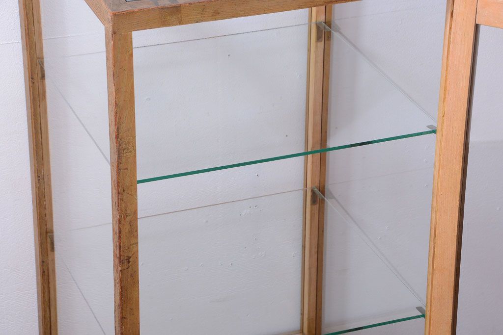 アンティーク家具　和製アンティーク　脚付き!古い木の小ぶりな縦型ガラスケース