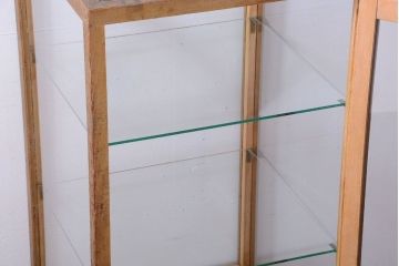 アンティーク家具　和製アンティーク　脚付き!古い木の小ぶりな縦型ガラスケース