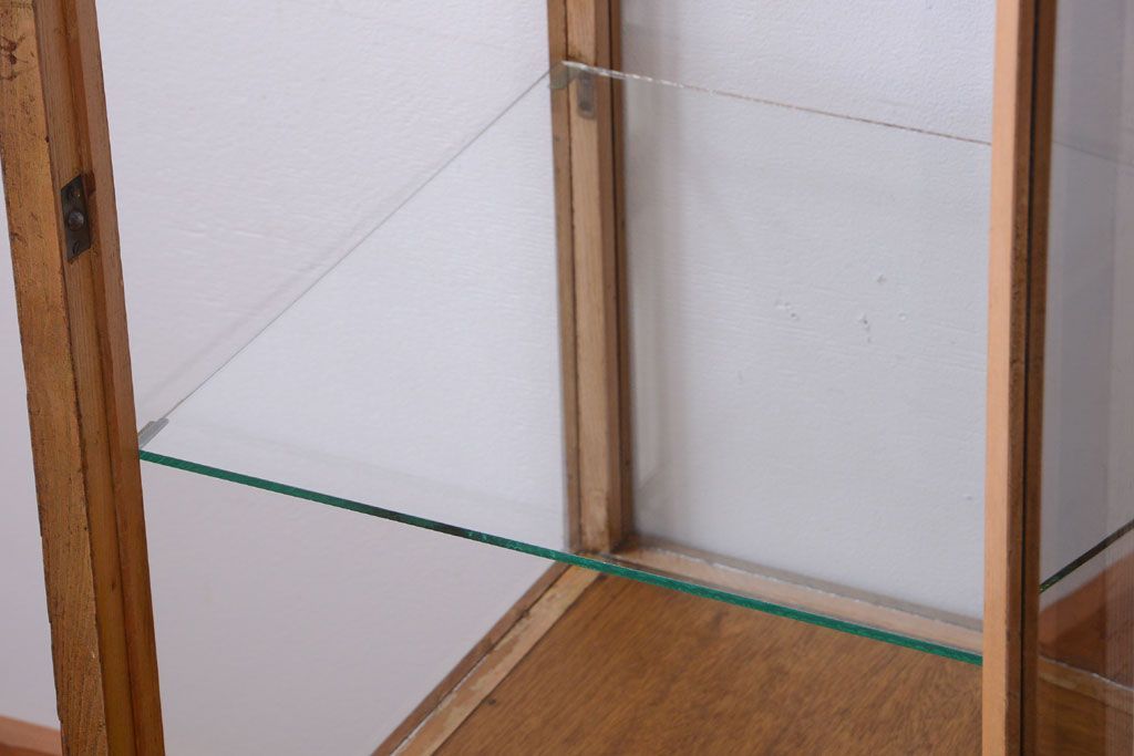 アンティーク家具　和製アンティーク　脚付き!古い木の小ぶりな縦型ガラスケース