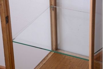 アンティーク家具　和製アンティーク　脚付き!古い木の小ぶりな縦型ガラスケース