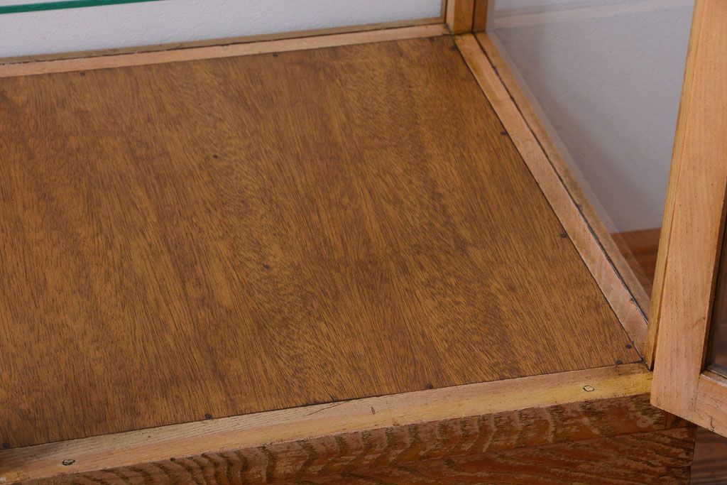 アンティーク家具　和製アンティーク　脚付き!古い木の小ぶりな縦型ガラスケース