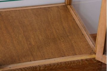 アンティーク家具　和製アンティーク　脚付き!古い木の小ぶりな縦型ガラスケース