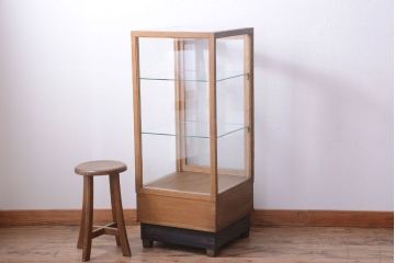アンティーク家具　和製アンティーク　脚付き!古い木の小ぶりな縦型ガラスケース