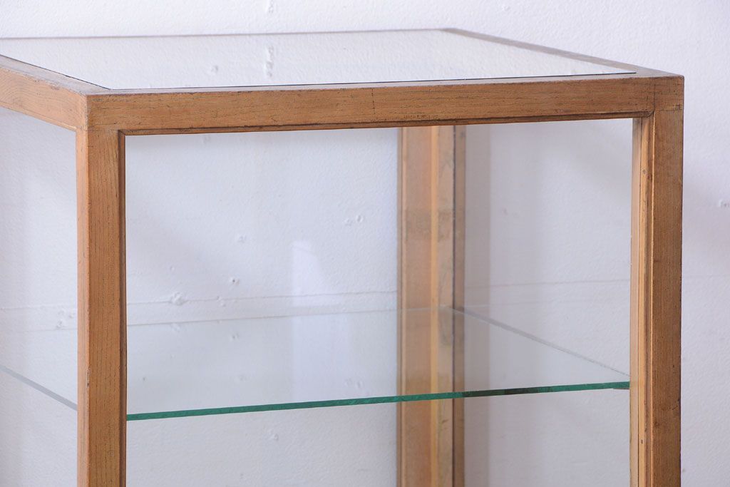 アンティーク家具　和製アンティーク　脚付き!古い木の小ぶりな縦型ガラスケース