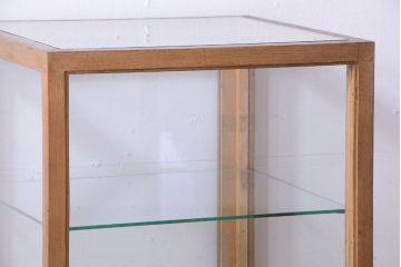 アンティーク家具　和製アンティーク　脚付き!古い木の小ぶりな縦型ガラスケース