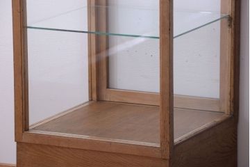 アンティーク家具　和製アンティーク　脚付き!古い木の小ぶりな縦型ガラスケース