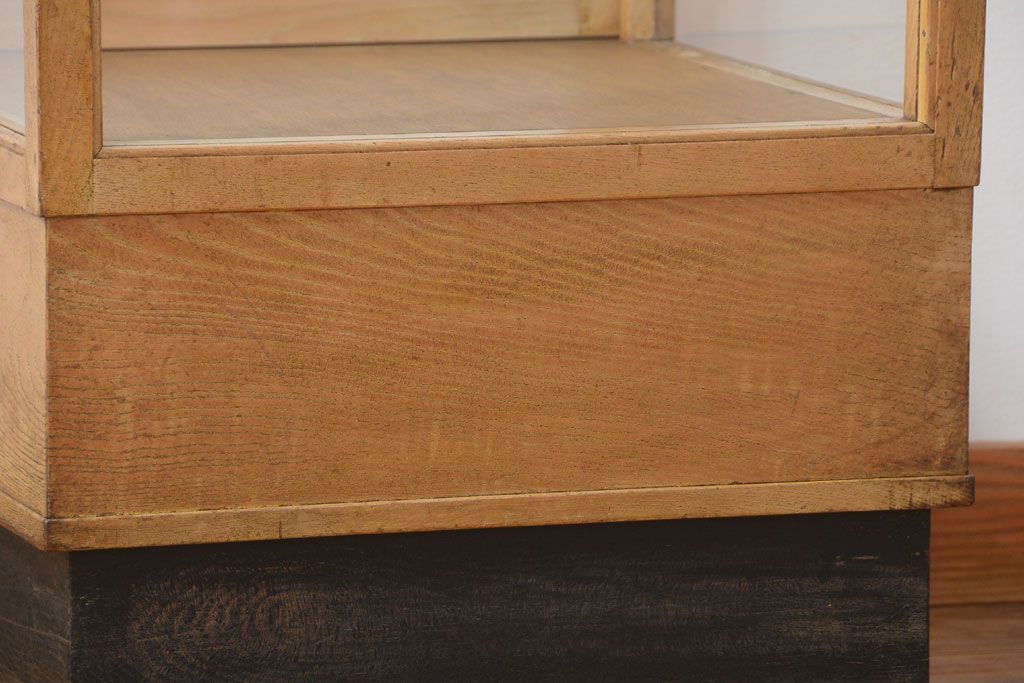 アンティーク家具　和製アンティーク　脚付き!古い木の小ぶりな縦型ガラスケース