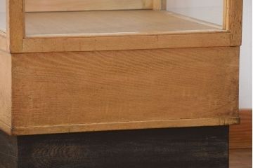 アンティーク家具　和製アンティーク　脚付き!古い木の小ぶりな縦型ガラスケース