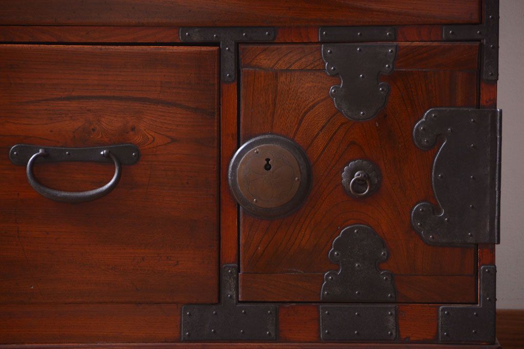 アンティーク家具　古民具・骨董　前面欅材!上品な二段重ねアンティーク衣装箪笥