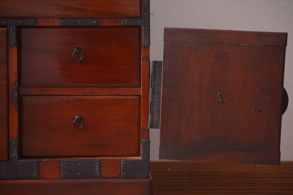 アンティーク家具　古民具・骨董　前面欅材!上品な二段重ねアンティーク衣装箪笥