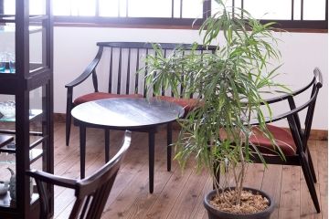 ヴィンテージ家具　ビンテージ　モダンな木製フレームラブソファ(2人掛け)