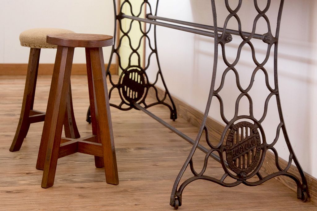 アンティーク家具　アンティーク　古い木のおしゃれでシャビーな丸スツール(3)