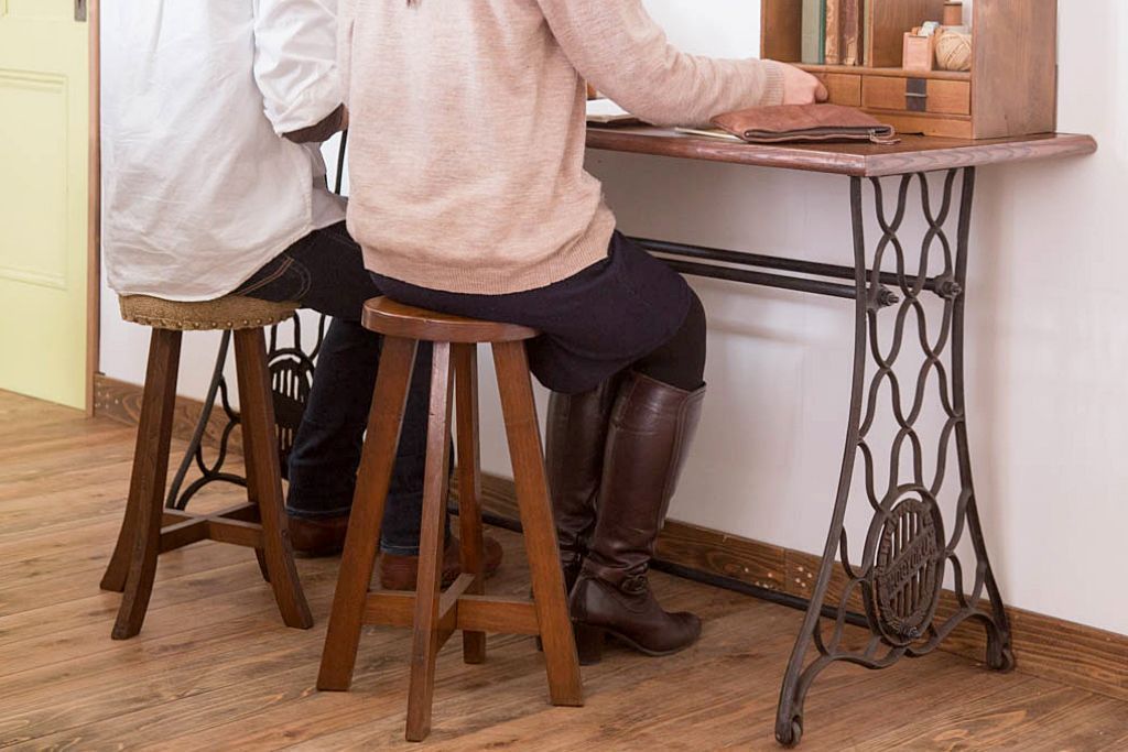 アンティーク家具　アンティーク　古い木のおしゃれでシャビーな丸スツール(3)