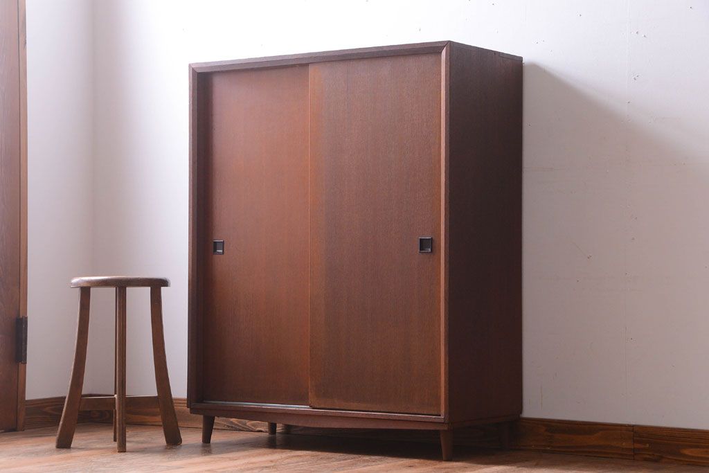 アンティーク家具　和製アンティーク　シンプルな脚付き収納棚(下駄箱)