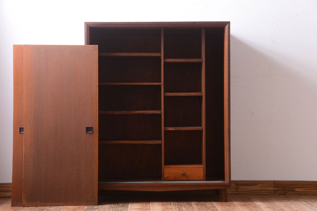 アンティーク家具　和製アンティーク　シンプルな脚付き収納棚(下駄箱)