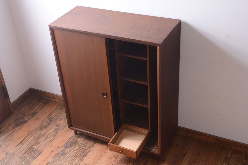 アンティーク家具　和製アンティーク　シンプルな脚付き収納棚(下駄箱)