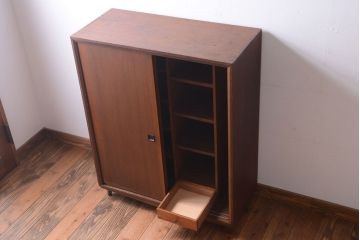 アンティーク家具　和製アンティーク　シンプルな脚付き収納棚(下駄箱)