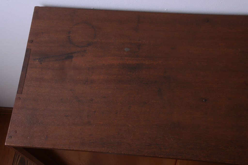 アンティーク家具　和製アンティーク　シンプルな脚付き収納棚(下駄箱)