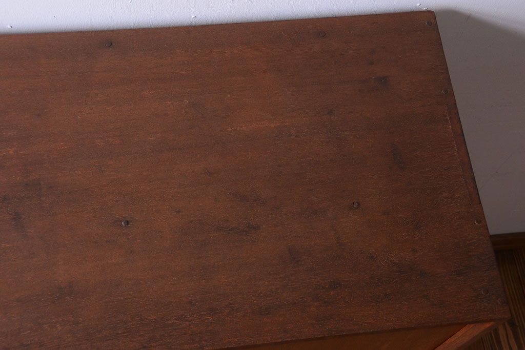 アンティーク家具　和製アンティーク　シンプルな脚付き収納棚(下駄箱)